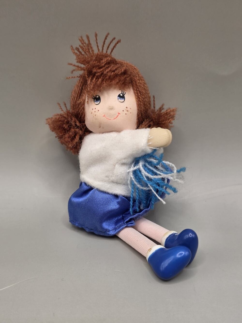 This is a Vintage Russ Berrie "Good Friends & Neighbors" Cindy the...